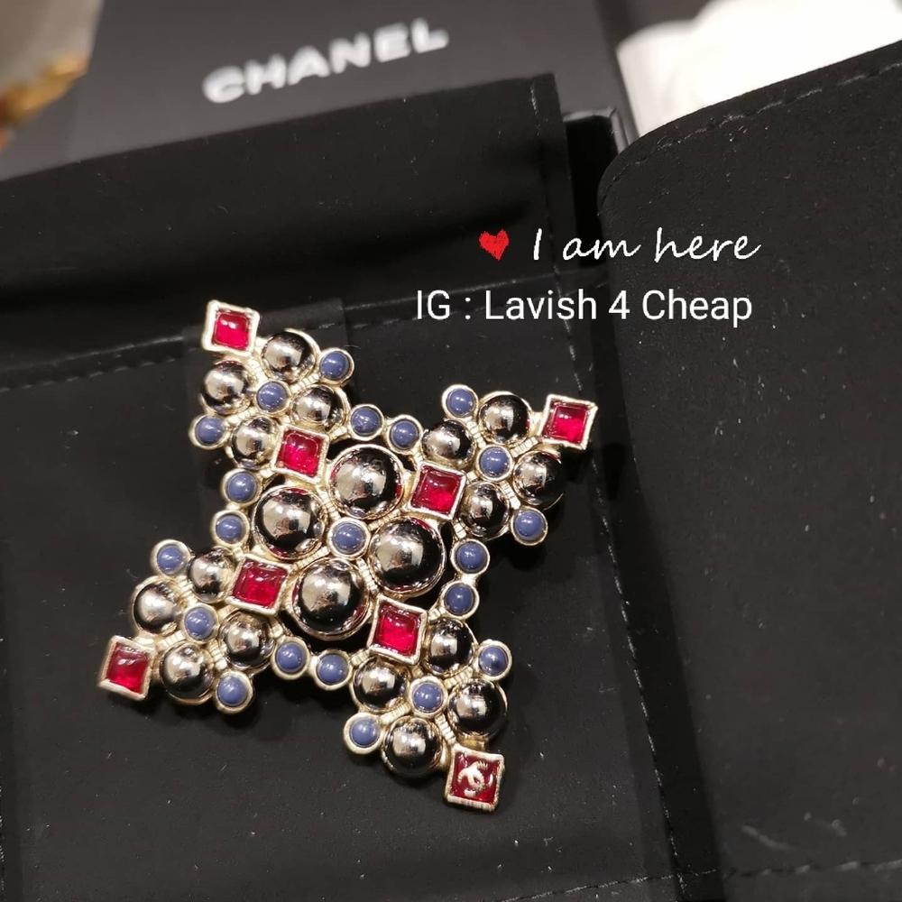 💯 Chanel brooch